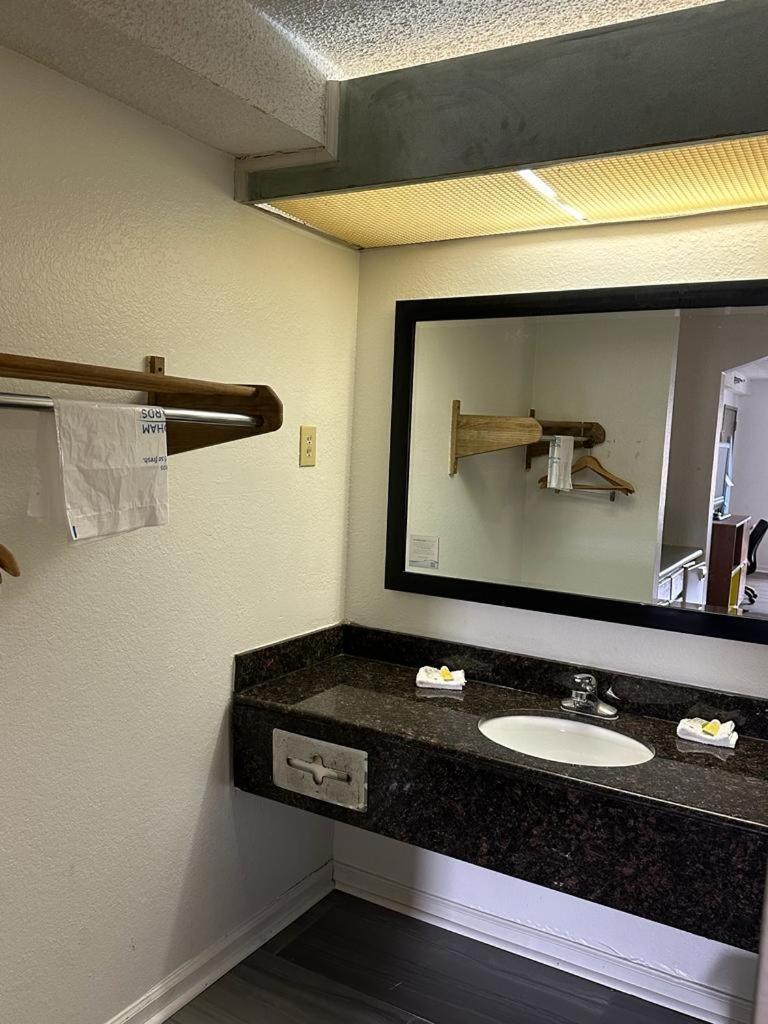 Quality Inn & Suites Decatur Priceville I-65 Екстериор снимка