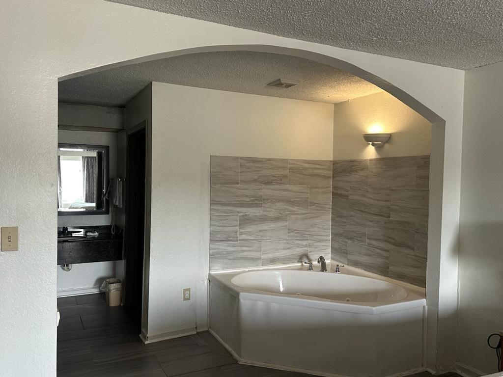 Quality Inn & Suites Decatur Priceville I-65 Екстериор снимка
